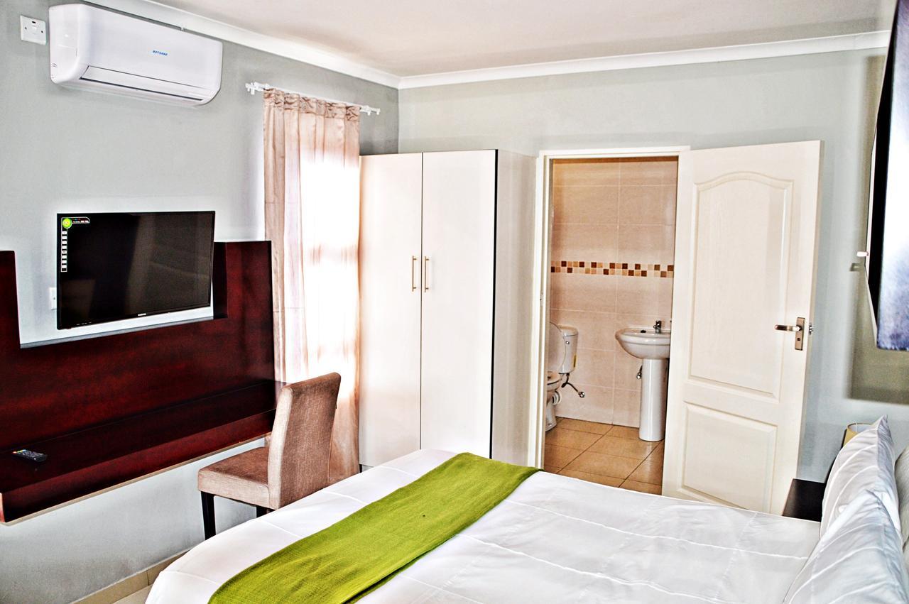 Bed and Breakfast Cosy Palms Gaborone Esterno foto
