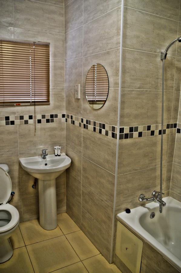 Bed and Breakfast Cosy Palms Gaborone Esterno foto