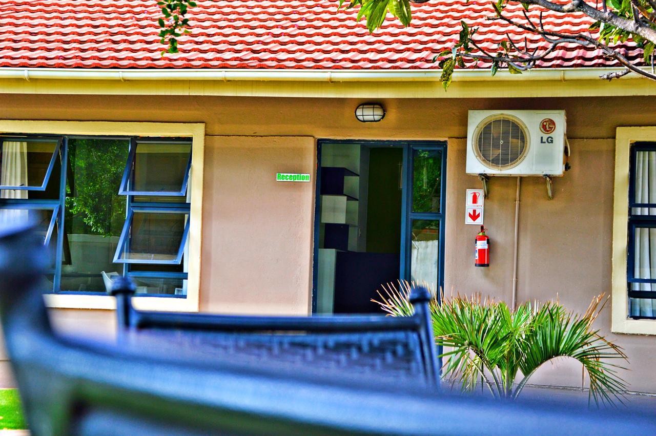 Bed and Breakfast Cosy Palms Gaborone Esterno foto