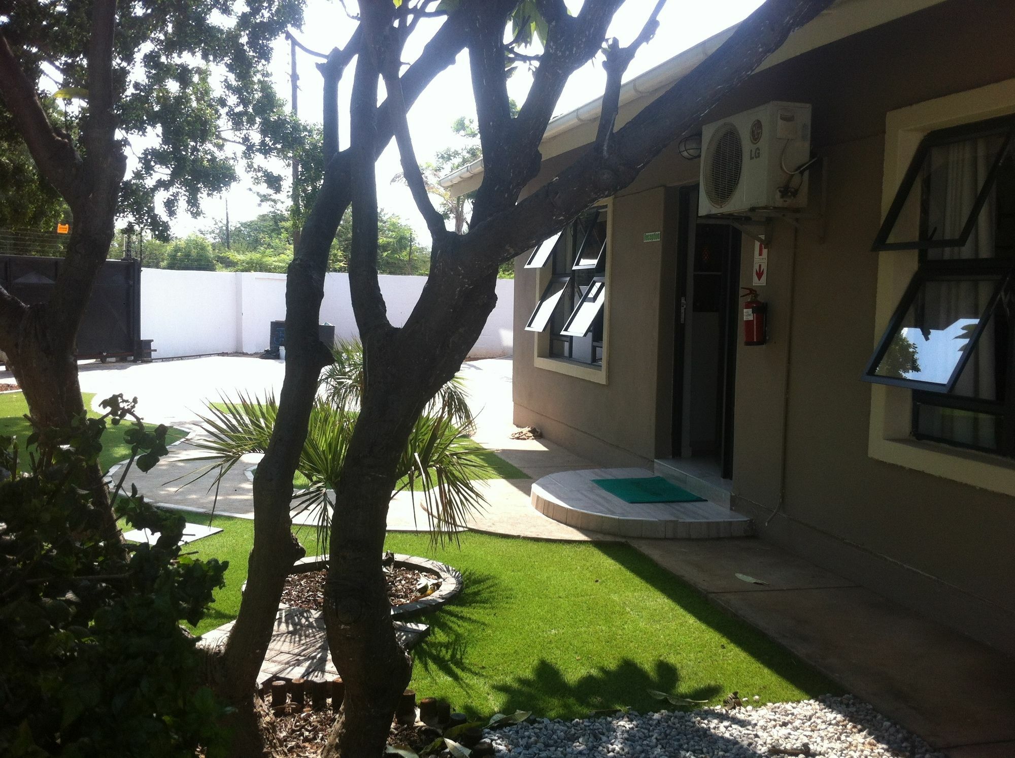 Bed and Breakfast Cosy Palms Gaborone Esterno foto